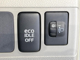 【アイドリングストップ】赤信号や渋滞で停車した際にエンジンを停止し、無駄な燃料の消費を抑えます。燃費向上や環境保護につなげる機能♪エンジンはブレーキを離せば再始動します。