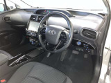 シックな色使いの運転席周りですね。すっきりとしたデザインで上品な色使いです。居心地の良い運転席、長く座ってられるリラックスできるデザインがいいですね。