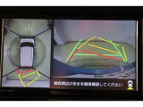 ハンドル操作にあわせてガイドラインが変化するバックガイドモニター搭載。全方位、フロント、左右側面モニターも搭載しているので、周囲の状況を確認しながら駐車出来ます。慣れない場所でも心強いですよ。