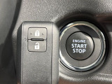 【キーレススタートシステム】カバンやポケットに入れたままでもドアの施錠・解錠が可能なスマートキーを装備。エンジンのオン・オフ時もカギを取り出す必要が無いからとっても便利です♪