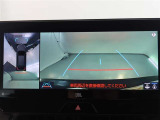 パノラミックビューモニター付きです。車両を上から見たような映像をモニター画面に表示。運転席からの目視では見にくい、車両周辺の状況をリアルタイムでしっかり確認できます。
