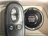 【キーレススタートシステム】カバンやポケットに入れたままでもドアの施錠・解錠が可能なスマートキーを装備。エンジンのオン・オフ時もカギを取り出す必要が無いからとっても便利です♪