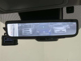 車両後方の視界をクリアに映し出す「デジタルインナーミラー」搭載です。
