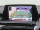車両後方の映像を映すバックモニター。進路を確認しながら安全に車庫入れできます。