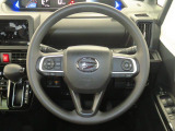アダプティブクルーズコントロール付き。わずらわしいアクセルとブレーキの操作を支援してくれるので疲れにくく、長距離運転中の渋滞なども快適に運転出来ます。 ステアリングスイッチで、わき見運転の事故防止に。