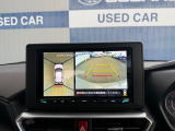 バックカメラ以外にも車両を上空から見たような全周囲カメラ搭載!