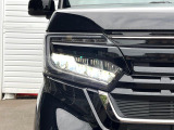 【LEDヘッドライト】悪天候や夜間走行時も良好な視界を確保し安心して運転できる高輝度LEDヘッドライトを装備!点灯速度が早く、消費電力も抑えられています。