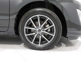タイヤサイズは(175/65R15)で純正アルミホイールです。