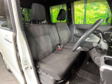 運転席まわりには十分なスペースがあり、大柄な方でもゆったり運転していただける環境です。