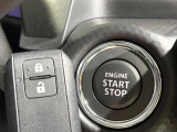 【キーレススタートシステム】カバンやポケットに入れたままでもドアの施錠・解錠が可能なスマートキーを装備。エンジンのオン・オフ時もカギを取り出す必要が無いからとっても便利です♪