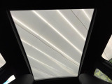 【パノラマルーフ】大型のガラスルーフ搭載で車内の解放感が一気にアップ!開放的なドライブをお楽しみいただけます。