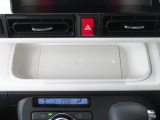 ワイヤレス充電機能 Qi がインパネセンタートレイにあり便利です。