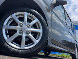 【純正アルミホイール】外観にマッチした純正アルミホイールを装着しております。各種社外アルミホイールや、スタッドレスタイヤも取扱いしております。是非ご相談ください♪