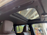 【サンルーフ】開放感たっぷりの希少装備、サンルーフが装着されています!車内に明かりを取り入れたり景色を楽しむ以外にも、車内の空気も簡単に換気できて快適です!