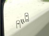 【ブラインドスポットモニター】走行中、ドアミラーの死角になりやすい箇所に後続車が接近するとサイドミラーのレンズに警告を表示!ドライバーに注意喚起をしてくれます。