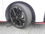 アルミホイール付!鉄ホイールと違って軽いので燃費にも影響してきます。ガソリンの高騰に少しは貢献します!足元がきまります。