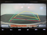 【バックガイドモニター】後方の映像をナビ画面に表示するだけでなく、ステアリング操作に連動して動くガイド線も同時に表示!予想進路の確認をしながら後退できるので便利です!