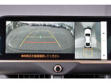 【パノラミックビューモニター】 後退時に車両の後ろ側を表示するだけでなく上から見たような映像で車庫入れなどバックする際に安心です。
