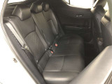 後席空間もしっかり確保されています。最適なパッド圧を追求した、座り心地の良いリアシートです。メーカーオプションのオールレザーシートへアップグレードしています!