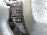 ステアリングスイッチ付き。オーディオの操作やハンズフリー通話も前方から目を離すことなく操作することが可能です。