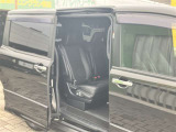 両側パワースライドドア付きだから、狭い駐車スペースなどでの 乗り降りラクラク!小さなお子さまのいるご家庭には嬉しい装備。