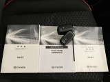 あると便利なスマートキー付きです。鍵の開閉もエンジンの始動もワンタッチでとてもカンタンです。両手がふさがってても快適です。