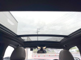 ●サンルーフ:開放感たっぷりの希少装備、サンルーフが装着されています!車内に明かりを取り入れたり景色を楽しむ以外にも、車内の空気も簡単に換気できて快適です!