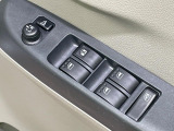 【電動格納ミラー】サイドミラーは電動格納式となっており、狭い駐車場でもキズがつくリスクを抑えられます。