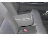 ブラックカラーのフロントベンチシートの運転席&助手席の間には折り畳み式のアームレスを装備!アームレストには小物入れも付いています
