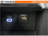 ポータブルオーディオなどの機器を接続して、車両のスピーカーで聞くことができます。