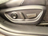 運転席のシート調整を電動で調整できます。無段階調整なので、どなたにもピッタリの調整が可能です。