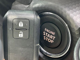 【キーレススタートシステム】カバンやポケットに入れたままでもドアの施錠・解錠が可能なスマートキーを装備。エンジンのオン・オフ時もカギを取り出す必要が無いからとっても便利です♪