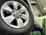 【純正17インチアルミホイール】外観にマッチした純正アルミホイールを装着しております。各種社外アルミホイールや、スタッドレスタイヤも取扱いしております。是非ご相談ください♪