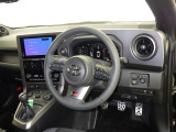 ドライバーファーストのコクピットを実現するために、スペースやレイアウトの工夫を施すことで、運転に集中しやすく、走りを存分に楽しめる設計になっています。