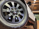 【純正18インチアルミホイール】外観にマッチした純正アルミホイールを装着しております。各種社外アルミホイールや、スタッドレスタイヤも取扱いしております。是非ご相談ください♪