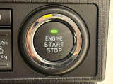 電子カードキーを携帯していれば、ボタンを押すだけでエンジンの始動がスマートに行えます。