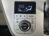 【オートエアコン】一度お好みの温度に設定すれば、車内の温度を検知し風量や温度を自動で調整。暑い&hellip;寒い&hellip;と何度もスイッチ操作をする必要はありません。快適な車内空間には必須の機能ですね♪
