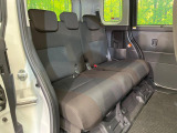 後部座席も気になるようなキズ・汚れやへたり等、大きなダメージはなく、良好な状態です。