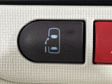 【パワースライドドア】スマートキーや運転席のスイッチでスライドドアの開閉が可能♪電動だから力を入れてドアを開ける必要が無く、小さいお子様でも、重い荷物を持っている時もラクに開け閉めできます♪
