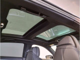 【サンルーフ】高級車のマストアイテムのガラス・サンルーフ。開放感のある室内空間を演出してくれます。