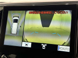 パノラミックビューモニターを装備。駐車場や交差点でクルマを真上から見るように周囲を確認できます。機能の詳細は販売店スタッフまでおたずねください。