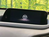 【8.8インチマツダコネクト】車内の雰囲気にマッチした大型のディスプレイ。スマホ接続でのナビ使用やBluetooth再生等、様々な機能が楽しめます。直感的なダイヤル操作が可能で、使い勝手も良好です。