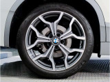 BMWの純正アロイホイールは軽量かつ強度にも優れているホイールで走行性能を引き上げる設計になっております。足元にもBMWは妥協がなくこだわっている個所になります。
