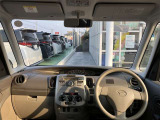 【運転席・インパネまわり】ハンドル・シート・フロアーなど隅々までプロによるクリーニング済み☆彡キレイな車内でドライブが一層快適にお楽しみいただけます!!
