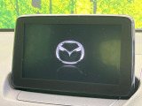 【マツダコネクト】車内の雰囲気にマッチした一体型タイプのディスプレイ。各種車輌設定やBluetooth再生等、様々な機能が楽しめます。専用SDカードのご購入で、ナビ機能も使用出来ます。