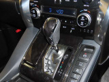 誤操作の少ないゲート式シフトレバーを装備しております。