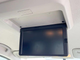 【フリップダウンモニター】大画面モニターで後席でもエンタメをお楽しみいただけます。小さなお子様にも大人気の装備です♪