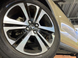 【純正17インチアルミホイール】外観にマッチした純正アルミホイールを装着しております。各種社外アルミホイールや、スタッドレスタイヤも取扱いしております。是非ご相談ください♪