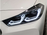 BMWの伝統の丸目4灯ヘッドライトでございます。LEDライトで視認性もよく明るく安全性の向上につながります。