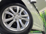 【純正15インチアルミホイール】外観にマッチした純正アルミホイールを装着しております。各種社外アルミホイールや、スタッドレスタイヤも取扱いしております。是非ご相談ください♪